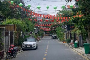 Les rues du Vietnam sont décorées de drapeaux nationaux à cette occasion.